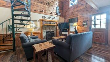 Cabin, 3 Bedrooms | Living area