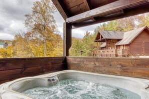 Cabin, 3 Bedrooms | Private spa tub - Er13 - Moose Manor Great Location - Close To Town! 3 Bedroom Cabin by RedAwning (Pigeon Forge)