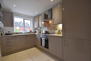 Cottage Comfort | Dapur pribadi | Lemari es besar, microwave, oven, dan kompor