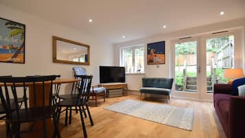 Comfort Cottage | Living area | 52-inch Smart TV with digital channels, TV