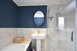 Comfort Cottage | Bathroom - Southbank (Rye)