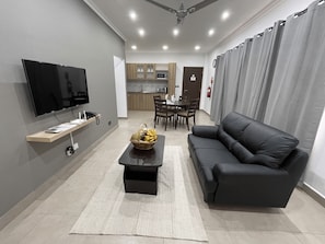 Appartamento Standard | Area soggiorno | TV LED 110 cm con canali via cavo, TV
