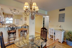 Condo, 2 Bedrooms | Tempat makan