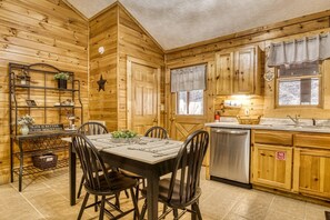 Cabin, 2 Bedrooms | Tempat makan