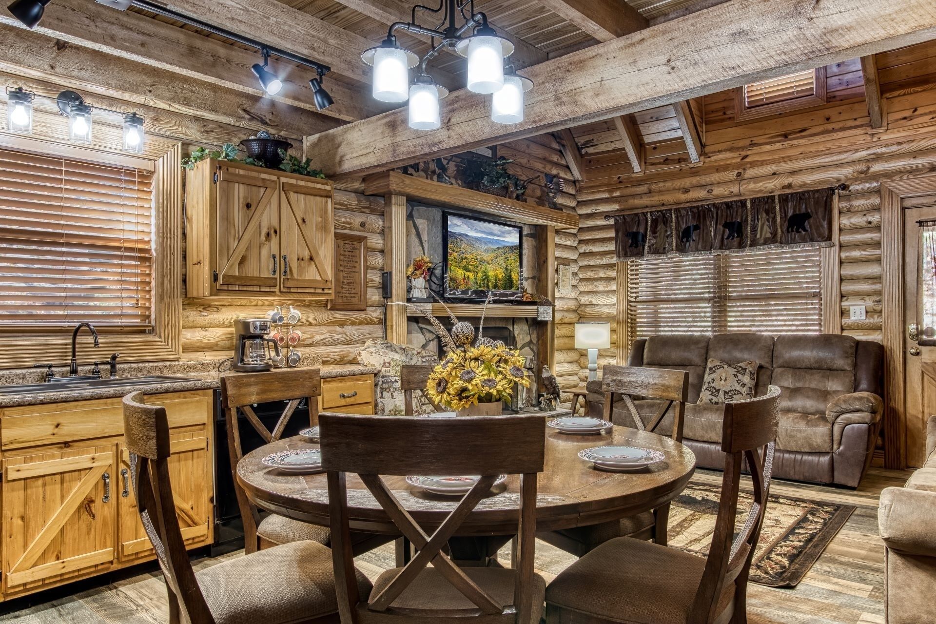 Cabin, 4 Bedrooms | In-room dining