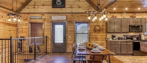 Cabin, 3 Bedrooms | Dining