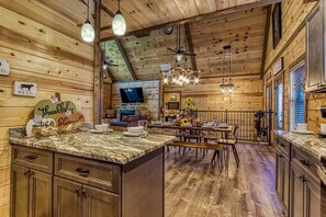 Cabaña, 3 habitaciones | Cocina privada | Frigorífico, horno, cafetera o tetera y tostadora