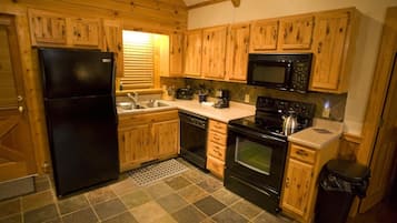 Cabana, 2 quartos | Cozinha privada | Geladeira, fogão, cafeteira/chaleira, torradeira