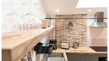 Four, tables à manger