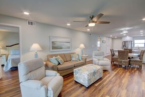 Condo, 2 habitaciones | Área de sala de estar