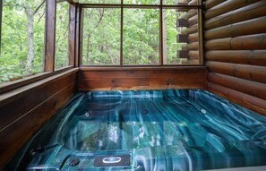 Outdoor spa tub - Er103 - Knotty Pine Great Location - Close To Town! 2 Bedroom Cabin by RedAwning (Pigeon Forge)