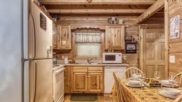 Cabin, 2 Bedrooms | Private kitchen | Fridge, oven, coffee/tea maker, toaster