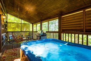 Private spa tub - Er17 - The Perfect Getaway Great Location - Close To Town! 1 Bedroom Cabin by RedAwning (Pigeon Forge)