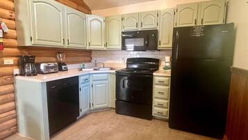Cabin, 3 Bedrooms | Private kitchen | Fridge, oven, coffee/tea maker, toaster