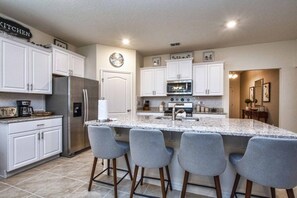 House, Multiple Bedrooms | Private kitchen - Brand New, Modern Decor, Pool& Spa- 7047sr 7 Bedroom Home by RedAwning (Davenport)