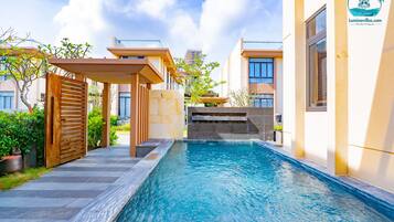 Ropa de cama de alta calidad, minibar y decoración personalizada