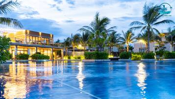 Innendørsbasseng,utendørsbasseng, bassengparasoller og solsenger