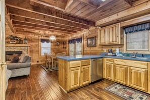 Cabane, 3 chambres | Cuisine privée | Réfrigérateur, four, cafetière/bouilloire, grille-pain