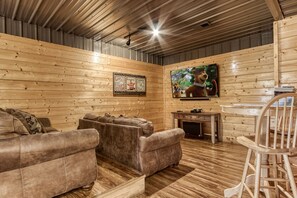 Cabin, 5 Bedrooms | Interior