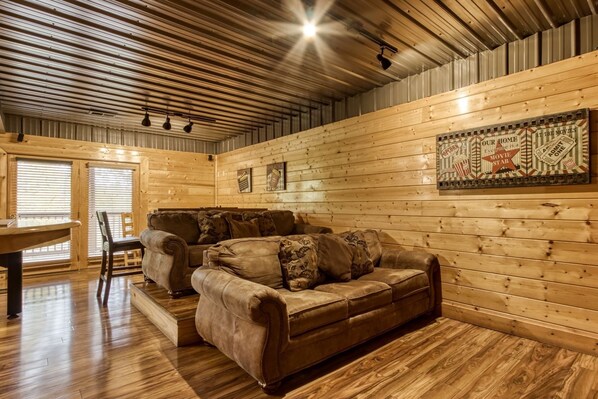 Cabin, 5 Bedrooms | Interior