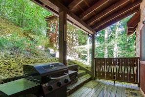Cabin, 2 Bedrooms | BBQ/picnic Area - Er96 - Squirrel's Leap - Great Location! Close To Town! 2 Bedroom Cabin by RedAwning (Pigeon Forge)
