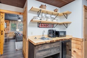 Cabin, 6 Bedrooms | Interior