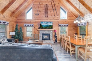 Cabin, 6 Bedrooms | Living area