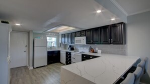 Condo, 2 phòng ngủ | Bếp riêng | Dụng cụ pha cà phê/trà, tủ lạnh, lò nướng, lò nướng bánh mì 