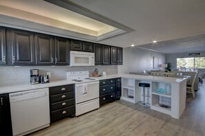 Condo, 2 Bedrooms | Private kitchen