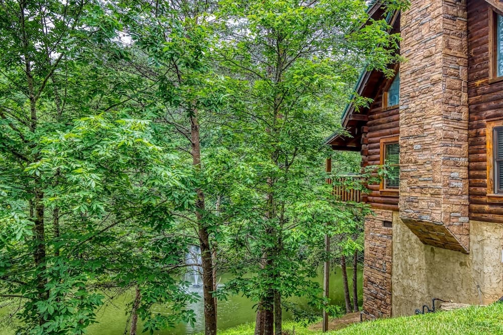 Ern834 - Lakeside Getaway - Great Location! Close To All The Action! 1 Bedroom Cabin by RedAwning - Waldens Creek, TN