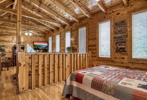 1 bedroom, free WiFi - Ern834 - Lakeside Getaway - Great Location! Close To All The Action! 1 Bedroom Cabin by RedAwning (Pigeon Forge)