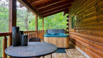 Cabaña, 1 habitación | Tina de hidromasaje al aire libre