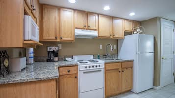 Condo, 1 Bedroom | Private kitchen | Fridge, oven, coffee/tea maker, toaster