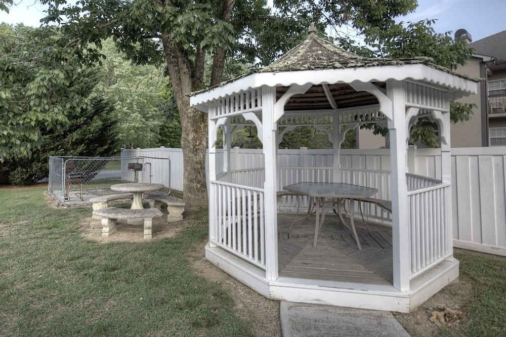 Colonial Crest 112 - Great Location! - You Can Walk To Town! 1 Bedroom Condo by RedAwning