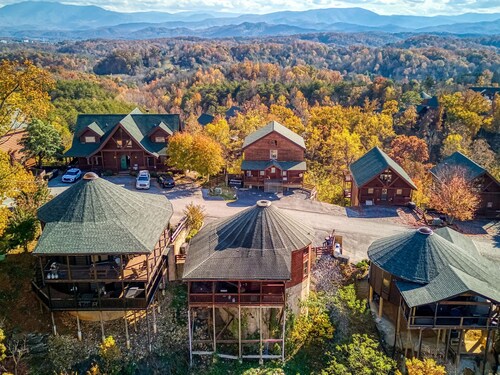 Declan's View - Cozy 1 bedroom with Game room and Great Mountain Views! 1 Cabin by RedAwning