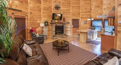 Declan's View - Cozy 1 bedroom with Game room and Great Mountain Views! 1 Cabin by RedAwning
