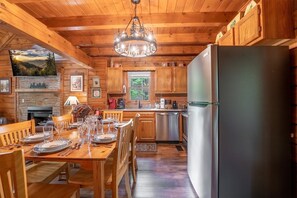 Cabin, 3 Bedrooms | Private kitchen | Fridge, oven, coffee/tea maker, toaster - Er74 - Gerrald's Chalet - Great Location. Close To All The Action! 3 Bedroom Cabin by RedAwning (Pigeon Forge)