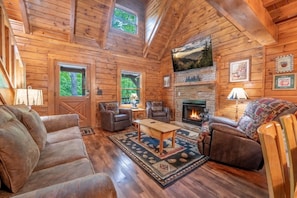 Living area - Er74 - Gerrald's Chalet - Great Location. Close To All The Action! 3 Bedroom Cabin by RedAwning (Pigeon Forge)