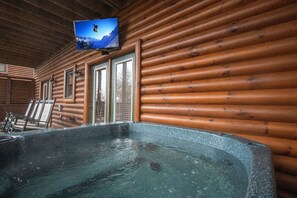 Cabin, 4 Bedrooms | Private spa tub