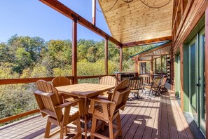 Cabin, 6 Bedrooms | Outdoor dining