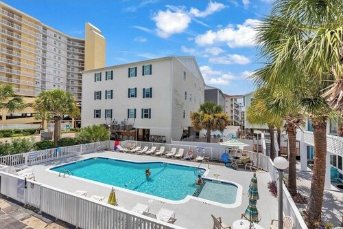 Bobbisbungalow1 is perfect for 2. Across the street from  beach in cherry grove 
