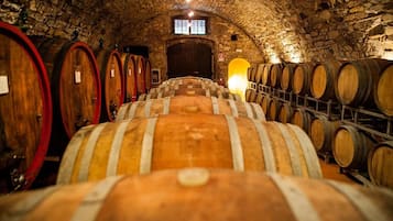 1 quarto, ferros/tábuas de passar roupa, berço de viagem