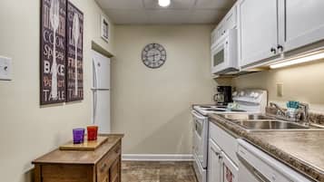 Condo, 3 Bedrooms | Private kitchen | Fridge, oven, coffee/tea maker, toaster