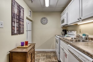 Condo, 3 Bedrooms | Private kitchen | Fridge, oven, coffee/tea maker, toaster