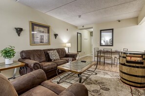 Interior - Gatlinburg Towers Condo Unit 501 - Great Location! Close To Town! 3 Bedroom Condo by RedAwning (Gatlinburg)