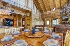 Cabin, 4 Bedrooms | In-room dining
