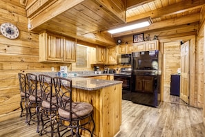 Cabane, plusieurs chambres | Cuisine privée | Réfrigérateur, four, cafetière/bouilloire, grille-pain