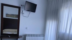 豪華客房, 1 張加大雙人床, 山景 | 客房內保險箱、書桌、免費無線上網、床單