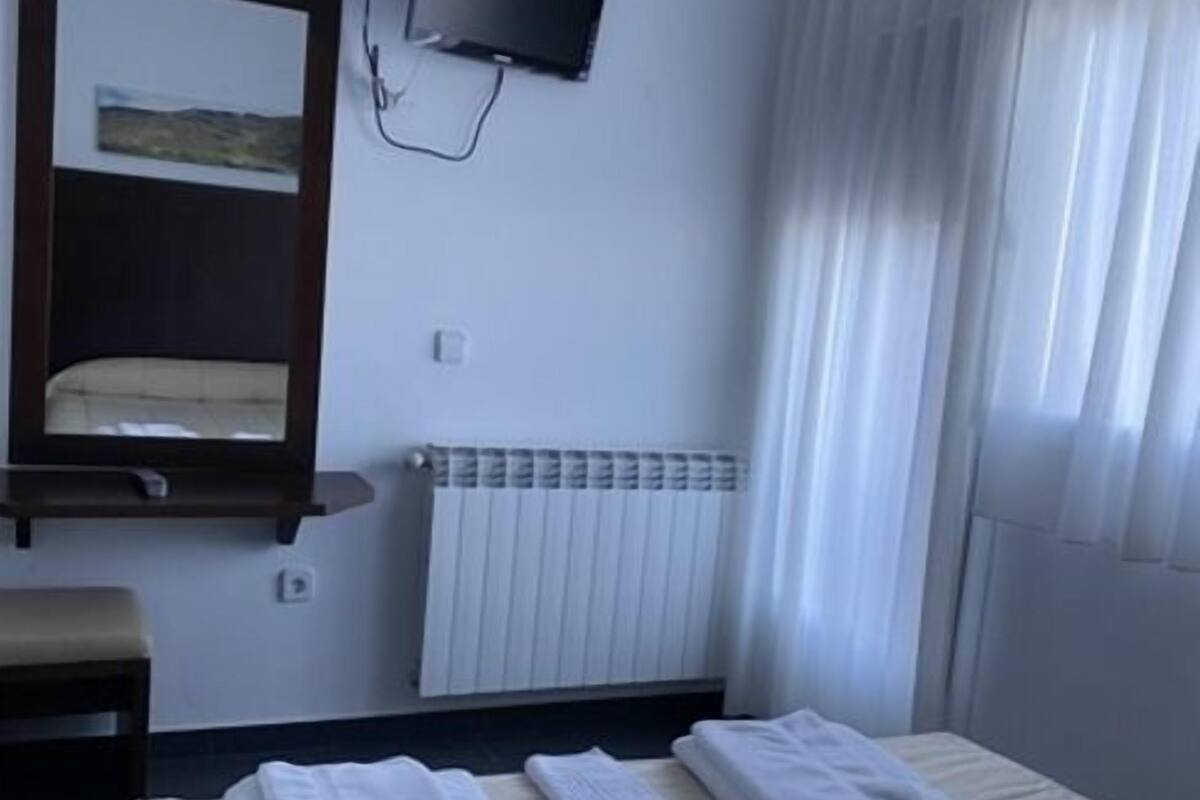 Rom – deluxe, 1 queensize-seng, fjellutsikt | Safe på rommet, skrivebord, wi-fi (inkludert) og sengetøy