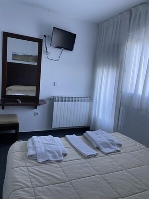 Chambre Deluxe, 1 grand lit, vue montagne | Coffres-forts dans les chambres, bureau, Wi-Fi gratuit, draps fournis